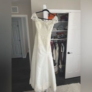 Custom made wedding dress. No brand since it was custom made. Size Xs